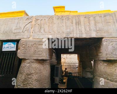 Égypte, temple de Louxor, mosquée Abu el Haggag, colonnes pharaoniques, cartouche du roi Ramsès II, obélisques sculptés sur l'architrave. Banque D'Images