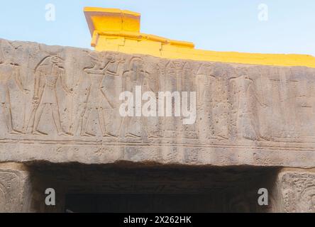 Egypte, temple de Louxor, mosquée Abu el Haggag, obélisques sculptés sur l'architrave. Banque D'Images