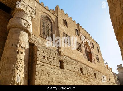 Égypte, temple de Louxor, mosquée Abu el Haggag, construite directement sur des colonnes pharaoniques. Banque D'Images