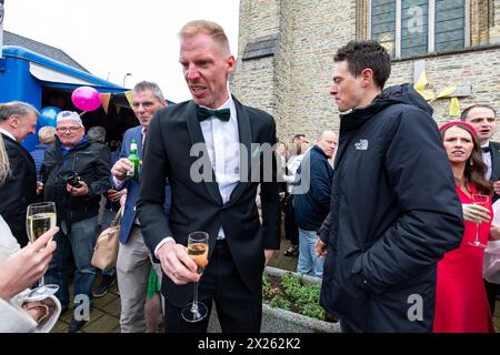 Pittem, Belgique. 20 avril 2024. Le belge Tim Declercq de Lidl-Trek et le néerlandais Nikki Terpstra photographiés lors du mariage du cycliste belge Yves Lampaert et Astrid Demeulemeester, samedi 20 avril 2024 à Pittem. BELGA PHOTO KURT DESPLENTER crédit : Belga News Agency/Alamy Live News Banque D'Images