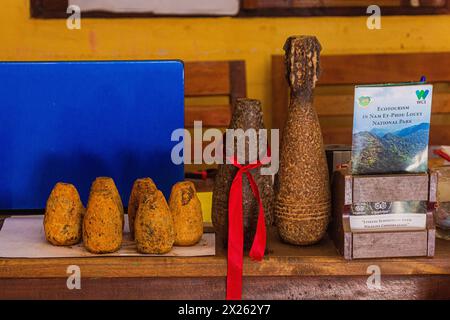 NONG KHIAW, LAOS - 28 NOVEMBRE 2019 : munitions non explosées servant de décoration dans un bureau d'une agence de voyages à Nong Khiaw, Laos Banque D'Images