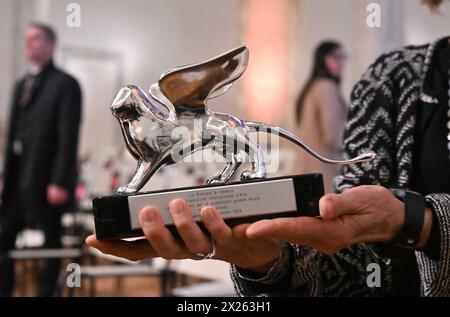 20 avril 2024, Italie, Venedig : le lion d'argent de l'artiste vidéo nigériane Karimah Ashadu peut être vu lors de la cérémonie de remise des prix du lion dans le cadre de la Biennale d'Art. La Biennale Arte ouvre le 20.04.2024 et se déroule jusqu'au 24.11.2024. Photo : Felix Hörhager/dpa Banque D'Images