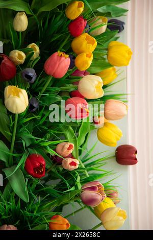 Fond coloré de tulipes artificielles. Prise de vue verticale Banque D'Images
