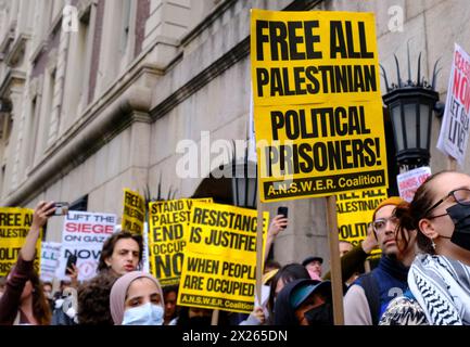 New York, NY, États-Unis. 19 avril 2024. Des manifestants pro-palestiniens à l'extérieur de l'Université Columbia demandent justice pour les étudiants colombiens arrêtés lors d'une manifestation pro-palestinienne le 19 avril 2024 crédit : Katie Godowski/Media Punch/Alamy Live News Banque D'Images