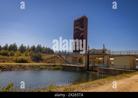 Aussichtsturm Rostiger Nagel an der Einmündung zum Sedlitzer See wurde die 30 Meter hohe Landmarke Lausitzer Seenland, der sogenannte Rostige Nagel , erbaut. Dabei handelt es sich um einen Aussichtsturm aus 111 Tonnen Cortenstahl, mit der Grundfläche eines rechtwinkligen Dreiecks mit Kathetenlängen von ungefähr zwölf und acht Metern. 162 Stufen führen zur Aussichtsplattform auf dem Turm. Senftenberg Brandenburg Deutschland *** Tour d'observation Rusty Nail le monument de la Lakeland de Lusatian de 30 mètres de haut, le soi-disant Rusty Nail , a été construit à l'embouchure du lac Sedlitz. C'est une observation Banque D'Images