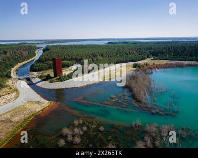 Aussichtsturm Rostiger Nagel an der Einmündung zum Sedlitzer See wurde die 30 Meter hohe Landmarke Lausitzer Seenland, der sogenannte Rostige Nagel , erbaut. Dabei handelt es sich um einen Aussichtsturm aus 111 Tonnen Cortenstahl, mit der Grundfläche eines rechtwinkligen Dreiecks mit Kathetenlängen von ungefähr zwölf und acht Metern. 162 Stufen führen zur Aussichtsplattform auf dem Turm. Senftenberg Brandenburg Deutschland *** Tour d'observation Rusty Nail le monument de la Lakeland de Lusatian de 30 mètres de haut, le soi-disant Rusty Nail , a été construit à l'embouchure du lac Sedlitz. C'est une observation Banque D'Images