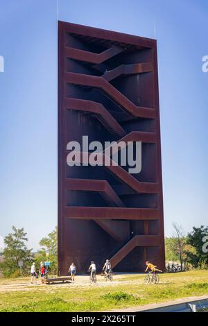 Aussichtsturm Rostiger Nagel an der Einmündung zum Sedlitzer See wurde die 30 Meter hohe Landmarke Lausitzer Seenland, der sogenannte Rostige Nagel , erbaut. Dabei handelt es sich um einen Aussichtsturm aus 111 Tonnen Cortenstahl, mit der Grundfläche eines rechtwinkligen Dreiecks mit Kathetenlängen von ungefähr zwölf und acht Metern. 162 Stufen führen zur Aussichtsplattform auf dem Turm. Senftenberg Brandenburg Deutschland *** Tour d'observation Rusty Nail le monument de la Lakeland de Lusatian de 30 mètres de haut, le soi-disant Rusty Nail , a été construit à l'embouchure du lac Sedlitz. C'est une observation Banque D'Images