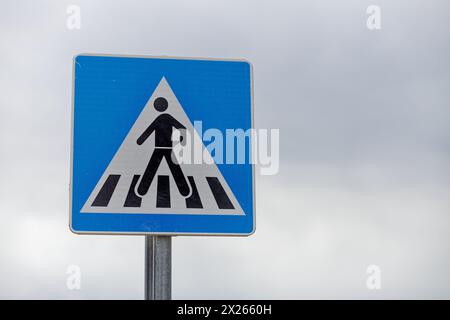 un panneau de signalisation indiquant le croisement de la route Banque D'Images