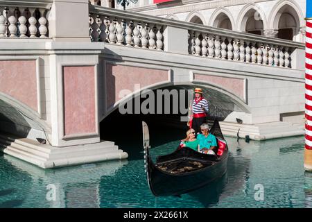 Las Vegas, Nevada. Middle-aged Couple bénéficiant d'une promenade en gondole au Venetian Hotel and Casino. Banque D'Images