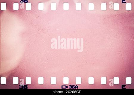 Texture ou surface poussiéreuse et rugueuse du film 35 mm.Film perforé rayé isolé sur fond blanc. Banque D'Images