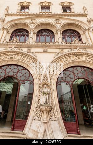 Affiche gare Rossio, entrée principale dans le centre de Lisabon, Portugal. La façade néo-manuéline de la station a été conçue entre 1886 et 1887. Banque D'Images