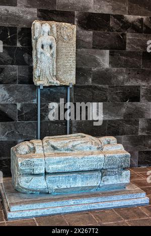 Sarcophage avec une pierre tombale sculptée en bas-relief au Musée civique du Palazzo D'Avalos à Vasto. Vasto, province de Chieti, Abruzzes, Italie, Europe Banque D'Images