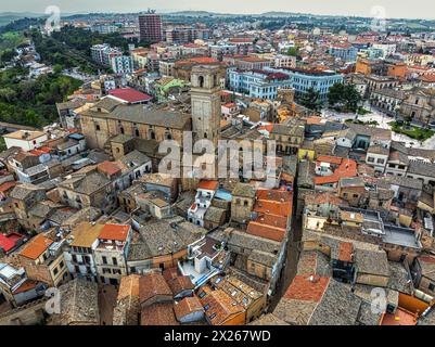 Vue aérienne de la ville de Vasto, avec l'église de Santa Maria Maggiore, les bâtiments médiévaux et les ruelles médiévales étroites. Vasto, Abruzzes Banque D'Images