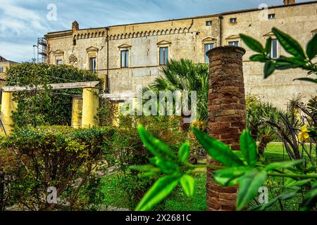 Aperçu du jardin napolitain, entouré de murs faits de briques en terre cuite, et Palazzo D'Avalos en arrière-plan. Vasto, Abruzzes, Italie Banque D'Images