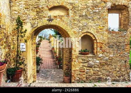 La clôture en briques de terre cuite entourant le jardin napolitain face à la mer du Palazzo D'Avalos dans la ville de Vasto. Vasto, Abruzzes, Italie Banque D'Images