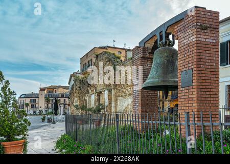 Du point de vue sur la Marina di Vasto, les vestiges de l'église de San Pietro. La cloche est ce qui reste après l'effondrement du clocher. V Banque D'Images