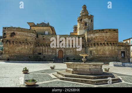 La vieille ville de Vasto, Piazza Barbacani avec le château Caldoresco et la fontaine médiévale. Vaste province de Chieti, Abruzzes, Italie, Europe Banque D'Images