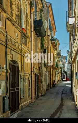 Aperçu d'une rue dans le centre historique de l'ancienne ville de Vasto. Vasto, province de Chieti, Abruzzes, Italie, Europe Banque D'Images