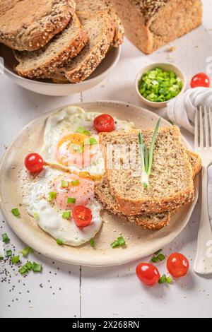 Petit-déjeuner américain avec œufs au plat et pain. Griller avec des œufs et du bacon. Banque D'Images
