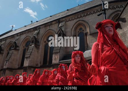 DATE RECORD NON DÉCLARÉE funérailles pour nature Processions à Bath dans une puissante démonstration de solidarité pour l'environnement, des villes du monde entier, y compris Bath, Royaume-Uni, Boston, Sydney, Gothenburg et Lisbonne accueillent des funérailles pour les processions de la nature. La plus grande Assemblée de rebelles rouges, plus de 400 personnes vêtues de tenues rouges distinctives, se réunit à Bath. La procession culmine dans une finale dramatique devant l'abbaye. Organisé sous la bannière Code Rouge pour la nature, l’événement vise à sensibiliser à la crise de la biodiversité et à inspirer une action collective urgente. Chris Packham, militant pour la nature, se joint à nous Banque D'Images