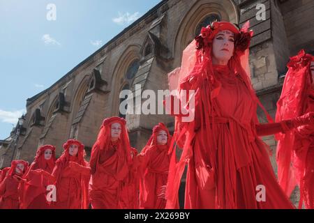 DATE RECORD NON DÉCLARÉE funérailles pour nature Processions à Bath dans une puissante démonstration de solidarité pour l'environnement, des villes du monde entier, y compris Bath, Royaume-Uni, Boston, Sydney, Gothenburg et Lisbonne accueillent des funérailles pour les processions de la nature. La plus grande Assemblée de rebelles rouges, plus de 400 personnes vêtues de tenues rouges distinctives, se réunit à Bath. La procession culmine dans une finale dramatique devant l'abbaye. Organisé sous la bannière Code Rouge pour la nature, l’événement vise à sensibiliser à la crise de la biodiversité et à inspirer une action collective urgente. Chris Packham, militant pour la nature, se joint à nous Banque D'Images