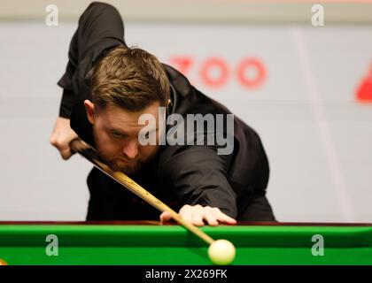 Jak Jones lors de son match contre Zhang Anda (non photographié) le premier jour du Cazoo World Snooker Championship au Crucible Theatre, Sheffield. Date de la photo : samedi 20 avril 2024. Banque D'Images