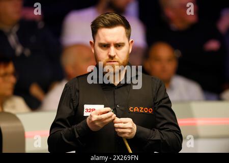 Jak Jones lors de son match contre Zhang Anda (non photographié) le premier jour du Cazoo World Snooker Championship au Crucible Theatre, Sheffield. Date de la photo : samedi 20 avril 2024. Banque D'Images