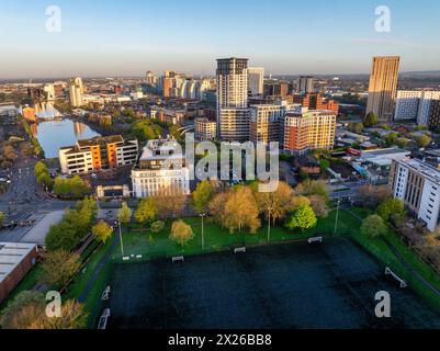 Les gratte-ciel de Salford Quays tôt le matin photographiés depuis Ordsall Park Banque D'Images