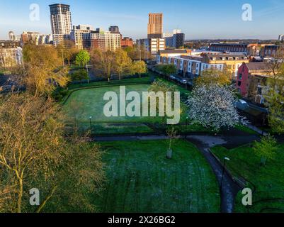 Les gratte-ciel de Salford Quays tôt le matin photographiés depuis Ordsall Park Banque D'Images