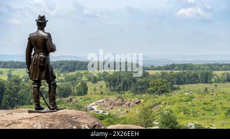 Statue du brigadier général Gouverneur Warren se trouve à Little Round Top dans le parc militaire national de Gettysburg, Gettysburg, Pennsylvanie. Banque D'Images