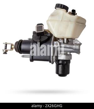 Servofrein à dépression en métal noir pour la réparation et le remplacement d'une voiture dans un atelier sur fond blanc isolé. Catalogue de pièces de rechange pour voitures. Banque D'Images