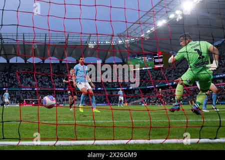 Sydney, Australie. 20 avril 2024. Le gardien de but Jamie Young, de Melbourne, regarde le ballon entrant dans le but lors du match de A-League Men Rd25 opposant les Wanderers et Melbourne City au CommBank Stadium le 20 avril 2024 à Sydney, Australie crédit : IOIO IMAGES/Alamy Live News Banque D'Images