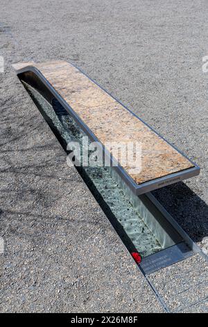 Pentagon Memorial, comté d'Arlington, Virginie, États-Unis. Mémorial individuel à une seule victime. Noms et années de naissance des personnes de la même rangée inscrites nex Banque D'Images