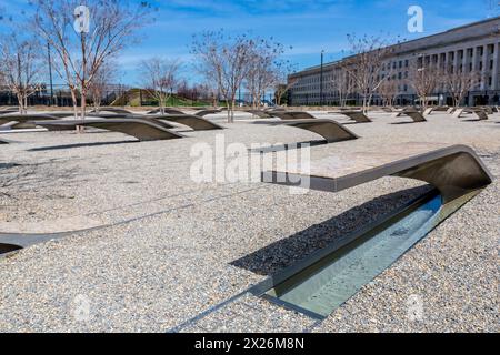 Pentagon Memorial, comté d'Arlington, Virginie, États-Unis. Mémoriaux individuels, chacun à une seule victime. Bâtiment du Pentagone sur la droite, où American Airline Banque D'Images