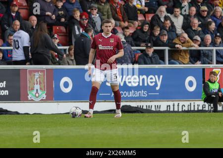 Northampton, Royaume-Uni. 20 avril 2024. Aaron McGowan de Northampton Town lors de la seconde moitié du match de Sky Bet League 1 entre Northampton Town et Exeter City au PTS Academy Stadium, Northampton le samedi 20 avril 2024. (Photo : John Cripps | mi News) crédit : MI News & Sport /Alamy Live News Banque D'Images