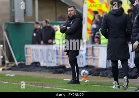 Northampton, Royaume-Uni. 20 avril 2024. L'entraîneur de Northampton Town, Jon Brady, lors de la seconde moitié du match de Sky Bet League 1 entre Northampton Town et Exeter City au PTS Academy Stadium, Northampton, samedi 20 avril 2024. (Photo : John Cripps | mi News) crédit : MI News & Sport /Alamy Live News Banque D'Images