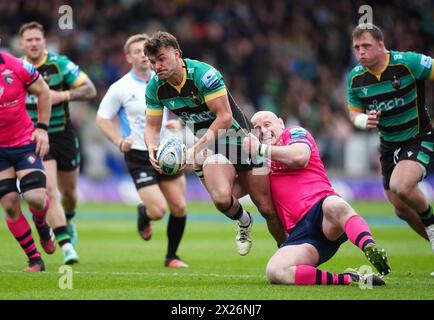 George Furbank des Saints de Northampton est affronté par Dan Cole des Tigres de Leicester lors du Gallagher Premiership match au Cinch Stadium de Franklin's Gardens, Northampton. Date de la photo : samedi 20 avril 2024. Banque D'Images