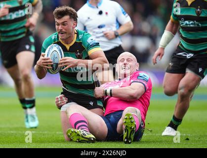 George Furbank des Saints de Northampton est affronté par Dan Cole des Tigres de Leicester lors du Gallagher Premiership match au Cinch Stadium de Franklin's Gardens, Northampton. Date de la photo : samedi 20 avril 2024. Banque D'Images