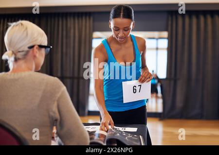 Femme noire, studio et danseuse en audition pour la compétition avec juge et passion pour la carrière. Personne féminine, numéro et sourire pour l'occasion de casting Banque D'Images