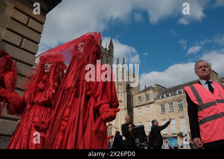 Bath, Somerset, Royaume-Uni. 20 avril 2024. Bath, Royaume-Uni. 20 avril 2024. Dans une puissante démonstration de solidarité pour l'environnement, des villes du monde entier, y compris Bath, Royaume-Uni, Boston, Sydney, Gothenburg et Lisbonne accueillent des processions « funérailles pour la nature ». La plus grande Assemblée de rebelles rouges, plus de 400 personnes vêtues de tenues rouges distinctives, se réunit à Bath. La procession culmine dans une finale dramatique devant l'abbaye. Organisé sous la bannière « Code Rouge pour la nature », l’événement vise à sensibiliser à la crise de la biodiversité et à inspirer une action collective urgente. Crédit : Joao Daniel Pereira/Alamy L. Banque D'Images