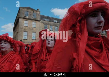 Dans une puissante démonstration de solidarité pour l'environnement, des villes du monde entier, y compris Bath, Royaume-Uni, Boston, Sydney, Gothenburg et Lisbonne accueillent des processions « funérailles pour la nature ». La plus grande Assemblée de rebelles rouges, plus de 400 personnes vêtues de tenues rouges distinctives, se réunit à Bath. La procession culmine dans une finale dramatique devant l'abbaye. Organisé sous la bannière « Code Rouge pour la nature », l’événement vise à sensibiliser à la crise de la biodiversité et à inspirer une action collective urgente. Le militant de la nature Chris Packham se joint à la procession de Bath, donnant un «éloge» lors de l'événement Banque D'Images