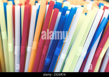 Arrière-plan de nombreux tubules multicolores pour un cocktail, arrière-plan de tubules colorés Banque D'Images