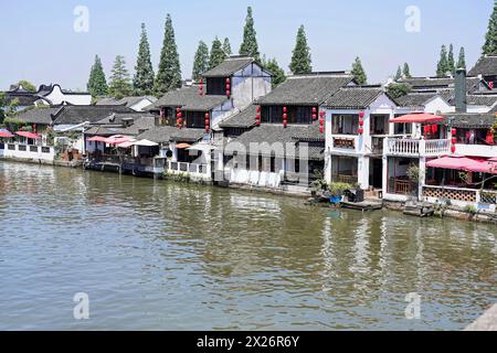 Excursion au village aquatique de Zhujiajiao, Shanghai, Chine, Asie, bateau en bois sur le canal avec vue sur l'architecture historique, bâtiments traditionnels avec Banque D'Images