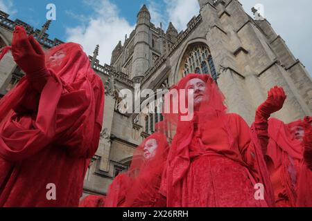 DATE RECORD NON DÉCLARÉE funérailles pour nature Processions à Bath dans une puissante démonstration de solidarité pour l'environnement, des villes du monde entier, y compris Bath, Royaume-Uni, Boston, Sydney, Gothenburg et Lisbonne accueillent des funérailles pour les processions de la nature. La plus grande Assemblée de rebelles rouges, plus de 400 personnes vêtues de tenues rouges distinctives, se réunit à Bath. La procession culmine dans une finale dramatique devant l'abbaye. Organisé sous la bannière Code Rouge pour la nature, l’événement vise à sensibiliser à la crise de la biodiversité et à inspirer une action collective urgente. Chris Packham, militant pour la nature, se joint à nous Banque D'Images