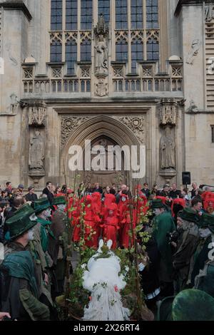 DATE RECORD NON DÉCLARÉE funérailles pour nature Processions à Bath dans une puissante démonstration de solidarité pour l'environnement, des villes du monde entier, y compris Bath, Royaume-Uni, Boston, Sydney, Gothenburg et Lisbonne accueillent des funérailles pour les processions de la nature. La plus grande Assemblée de rebelles rouges, plus de 400 personnes vêtues de tenues rouges distinctives, se réunit à Bath. La procession culmine dans une finale dramatique devant l'abbaye. Organisé sous la bannière Code Rouge pour la nature, l’événement vise à sensibiliser à la crise de la biodiversité et à inspirer une action collective urgente. Chris Packham, militant pour la nature, se joint à nous Banque D'Images