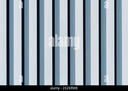 ruissellement sur une surface. Un arrière-plan se détache de la couleur. Ruisseaux verticaux de peinture grise et bleue. Structure abstraite de fond Banque D'Images