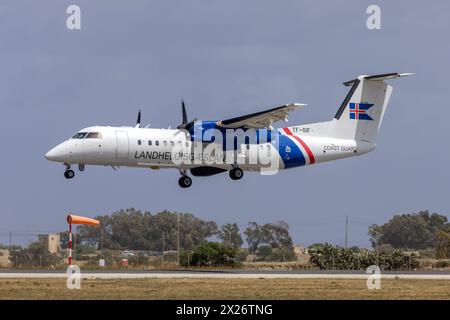 Landhelgisgaeslan - Garde côtière islandaise Bombardier DHC-8-314Q Dash 8 (REG : TF-SIF) arrivant pour la maintenance. Banque D'Images