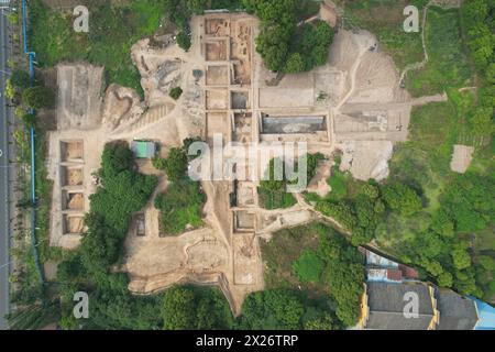 Pékin, Chine. 20 avril 2024. Une photo prise par un drone aérien en mai 2023 montre une vue du site Sidun dans le district de Tianning à Changzhou, dans la province chinoise du Jiangsu. Le site de Sidun est situé dans le district de Tianning de Changzhou. Les chercheurs croient que le site Sidun reflète les changements de la culture Songze tardive à la culture Liangzhu et fournit une nouvelle perspective pour les études sur le modèle de développement de la civilisation régionale dans les cours inférieurs du fleuve Yangtsé dans les temps anciens. Crédit : Xinhua/Alamy Live News Banque D'Images