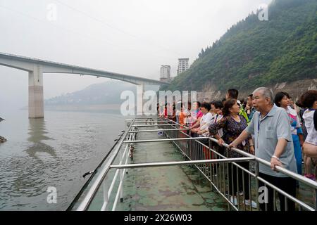 Bateau de croisière sur le fleuve Yangtsé, province du Hubei, Chine, Asie, les touristes se tiennent à la balustrade d'un bateau et regardent une rivière brumeuse et des montagnes Banque D'Images