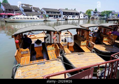 Excursion au village aquatique de Zhujiajiao, Shanghai, Chine, Asie, bateau en bois sur le canal avec vue sur l'architecture historique, débarcadère avec passager Banque D'Images